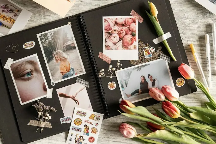 Czym i jak wkleić zdjęcia do albumu? Przylepce, narożniki i podajniki.