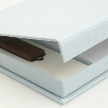 Pudełko płótno pastel niebieskie na zdjęcia 15x23 i pendrive (do 50 zdjęć)
