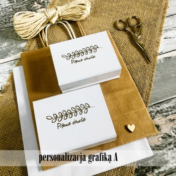 Białe laminowane pudełko na duży pendrive (ze skóry lub materiału)