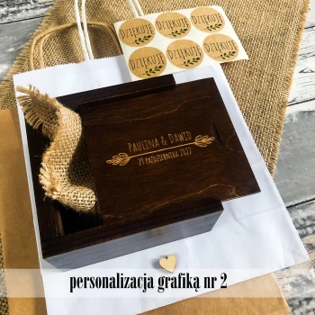 Drewniane bejcowane pudełko na pendrive