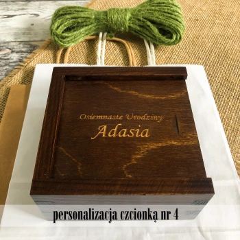 Drewniane bejcowane pudełko na pendrive