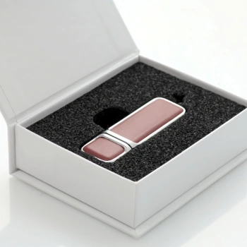 Białe, małe pudełko na skórzany pendrive