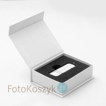 Białe laminowane pudełko na duży pendrive (ze skóry lub materiału)