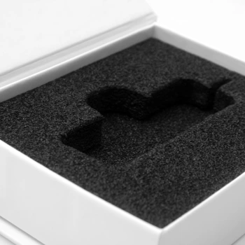 Białe laminowane pudełko na duży pendrive (ze skóry lub materiału)