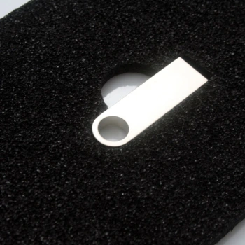 Uniwersalne pudełko na pendrive welur niebieski (magnes)