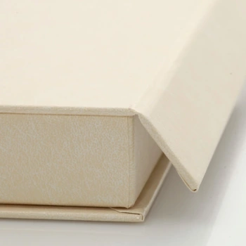 Kremowe pudełko z magnesem na zdjęcia 15x23 (do 100 zdjęć)