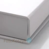 Białe, małe pudełko na skórzany pendrive