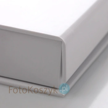 Białe, małe pudełko na skórzany pendrive