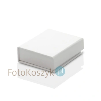 Białe, małe pudełko na skórzany pendrive