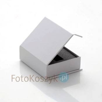 Białe, małe pudełko na skórzany pendrive